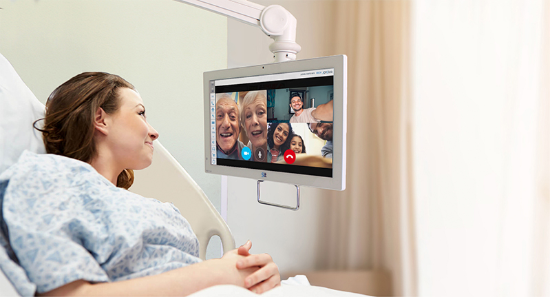 Paciente haciendo una videollamada desde el terminal JOYClinic