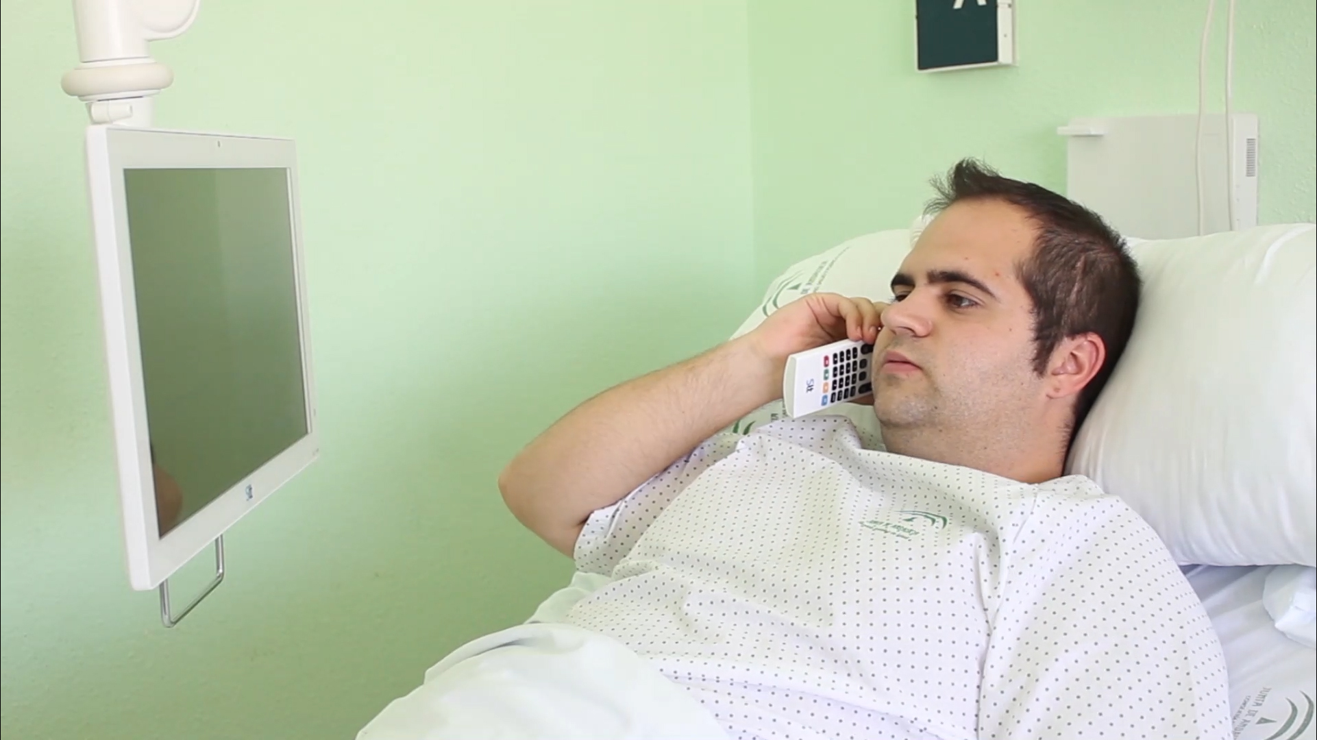 paciente J.M. haciendo llamada telefónica desde el teléfono del terminal JOYClinic